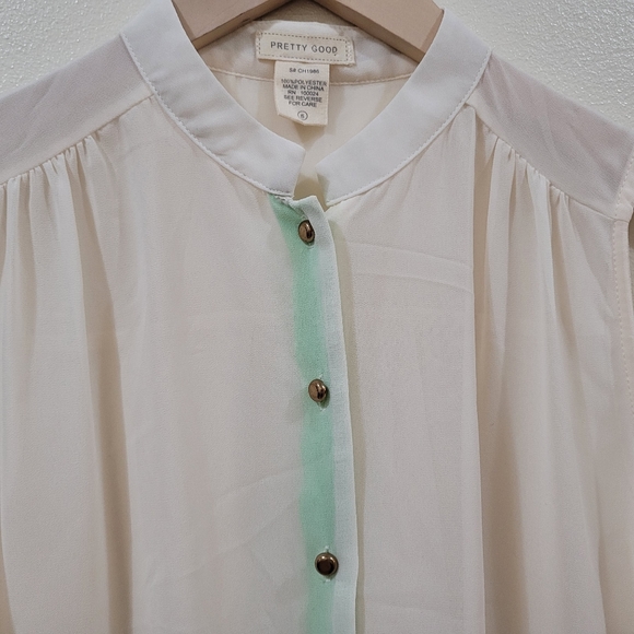 Pretty Good Button down sleeveless top - Picture 2 of 12